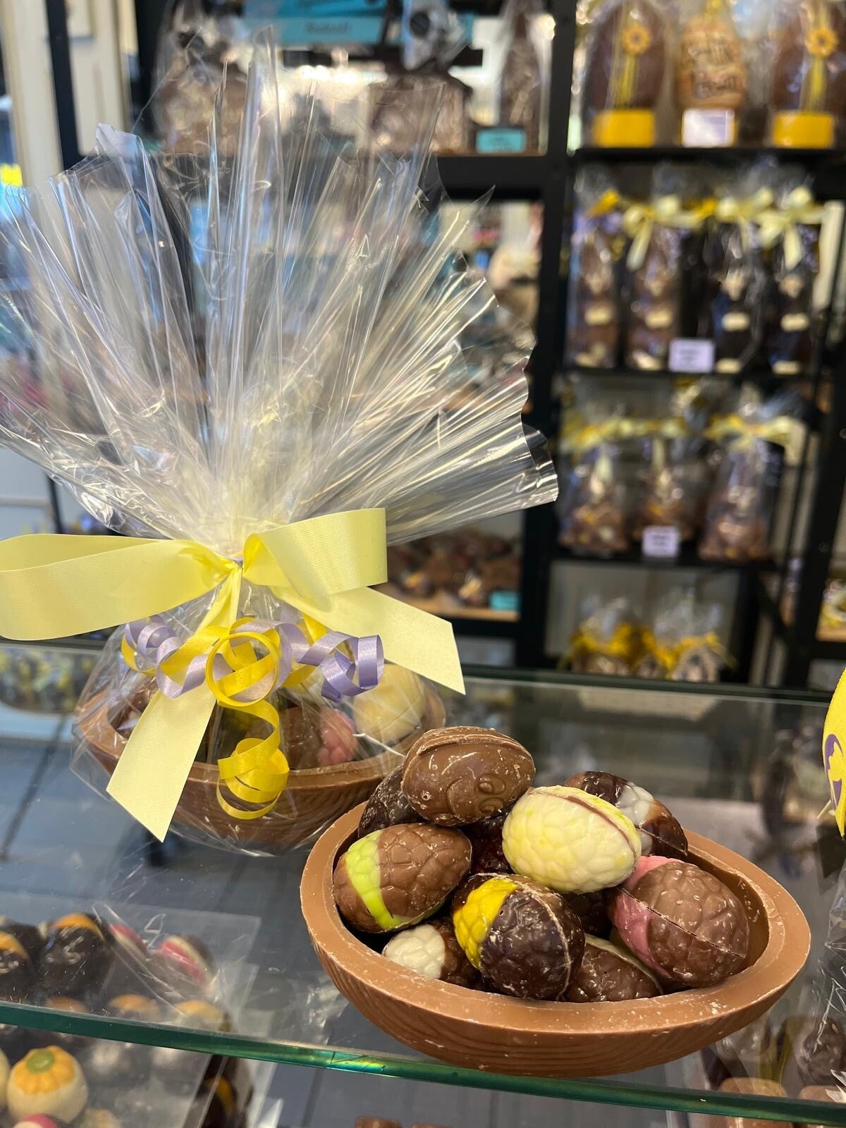 Paasei gevuld met 12 paaseitjes