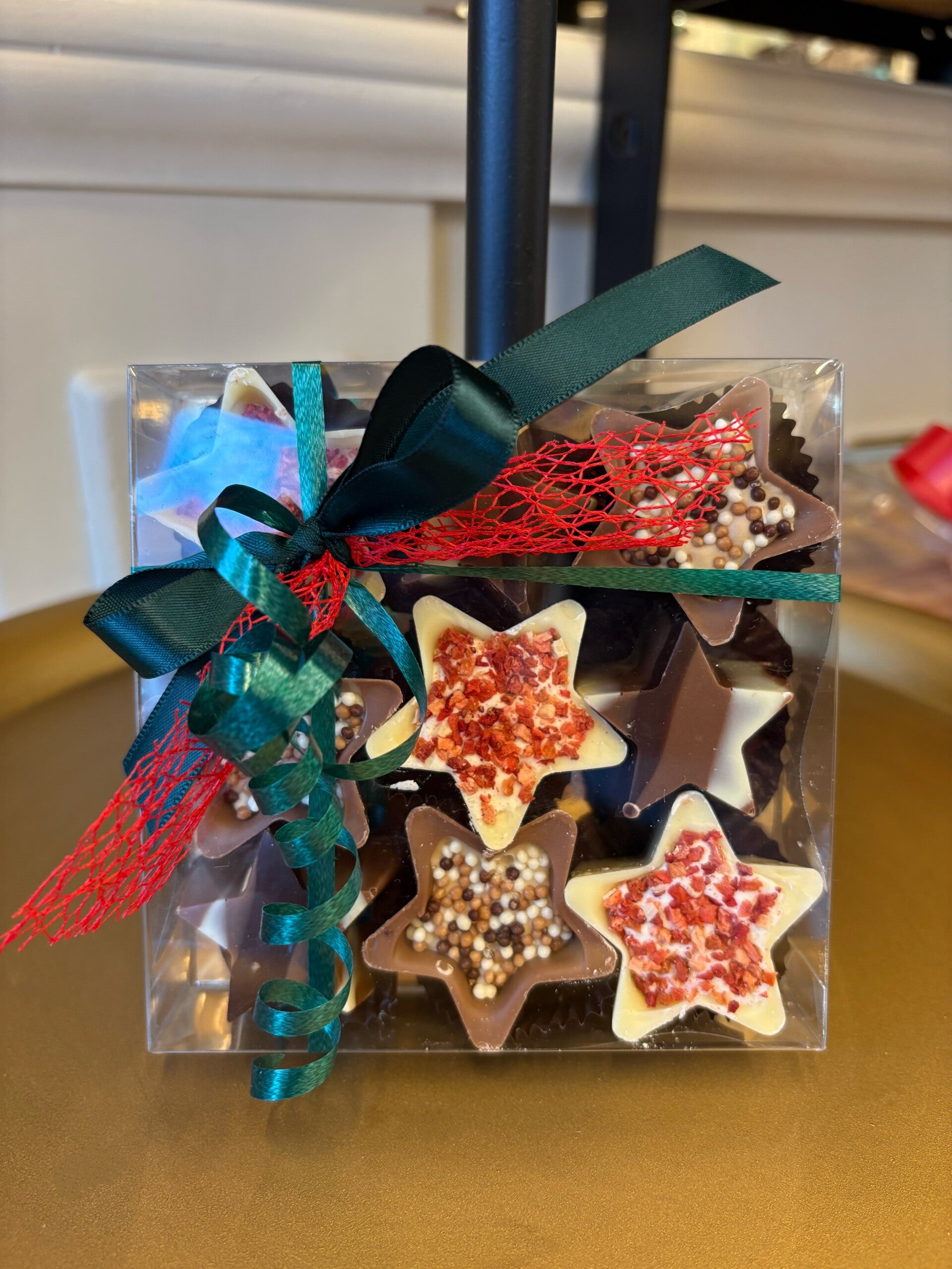 Feestelijk doosje gevuld met 9 kerststerren