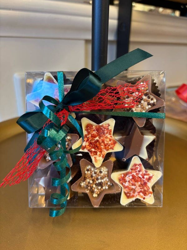 Feestelijk doosje gevuld met 9 kerststerren