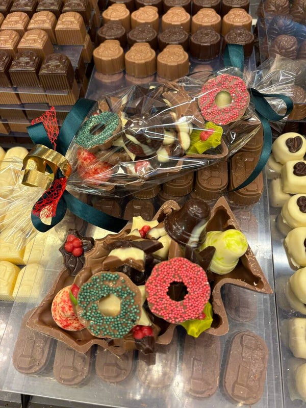 Half kerstboompje gevuld met kerstchocolade