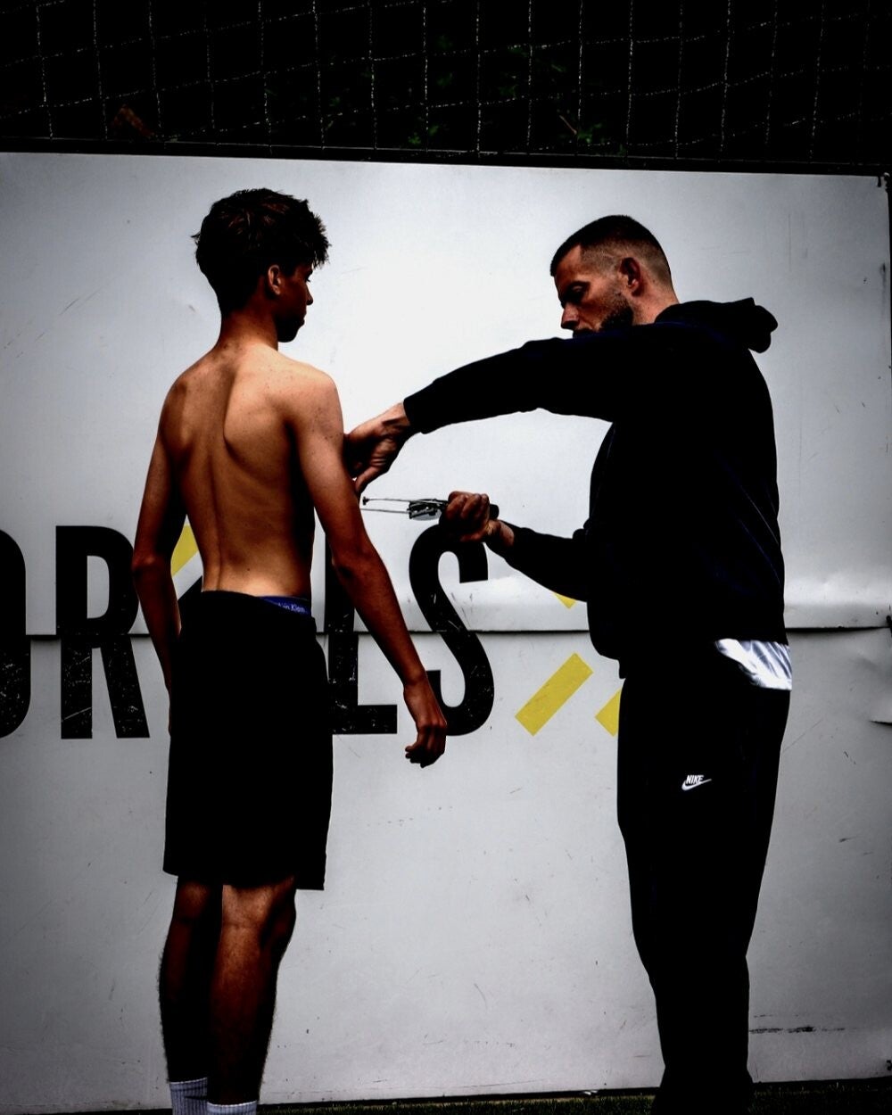 Jérôme Devos mesure les plis cutanés d'un jeune footballeur à la pince, suivi de composition corporelle BodyFitWithMe