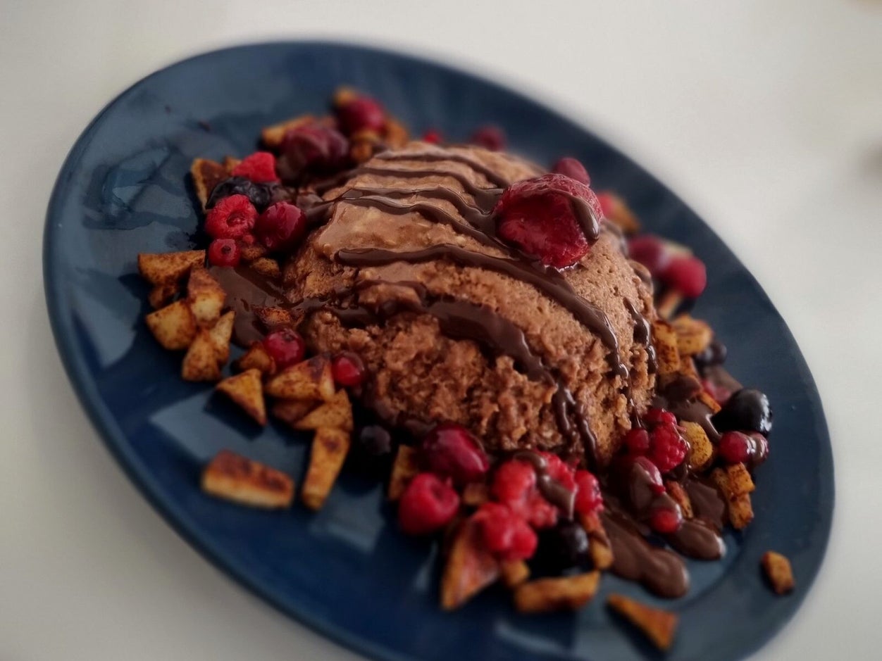Bowlcake chocolat et fruits rouges, petit-déjeuner complet pour jeune footballeur, BodyFitWithMe