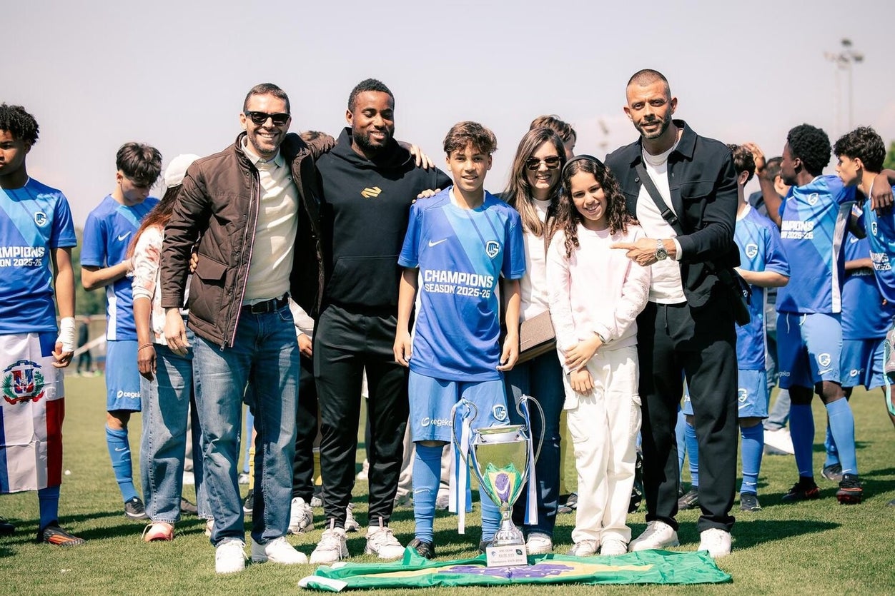 Famille et joueur sur le terrain, KRC Genk, BodyFitWithMe