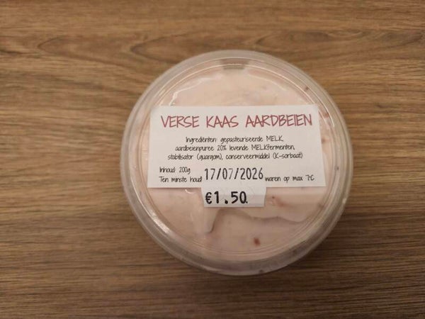 Volle platte kaas met aardbeienconfituur 200g