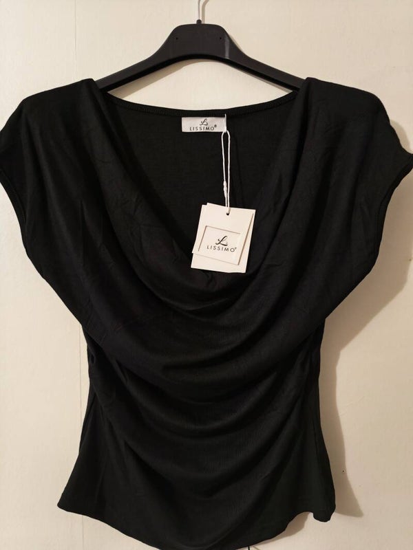 Haut noir avec décolleté