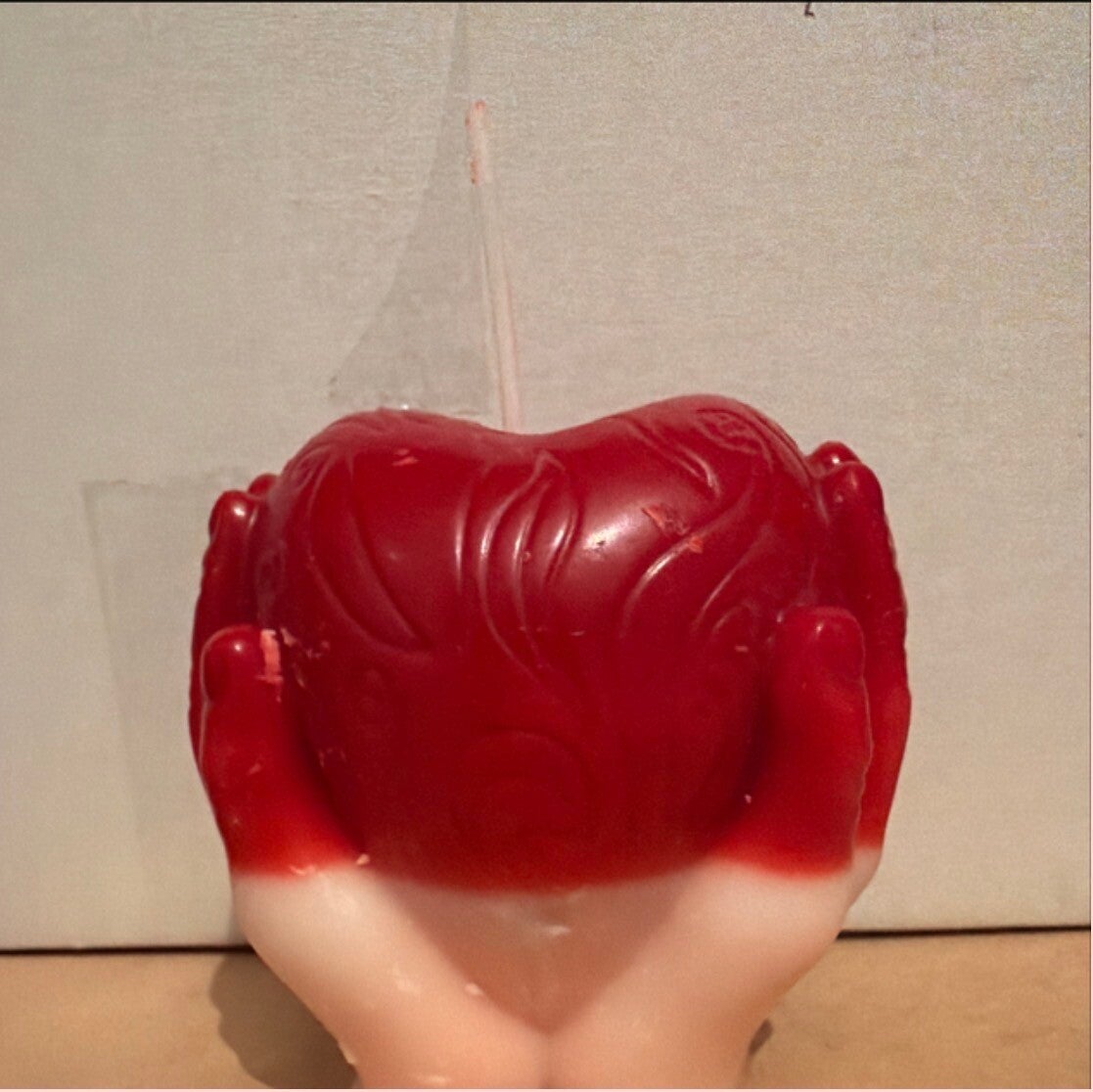 Bougie moulée cœur dans les mains