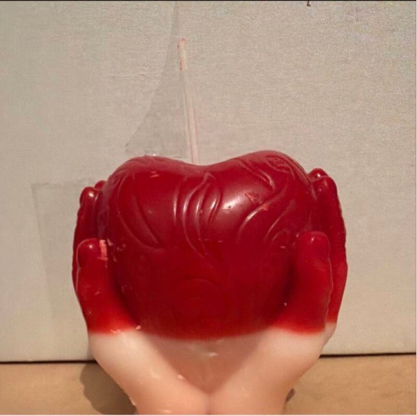 Bougie moulée cœur dans les mains