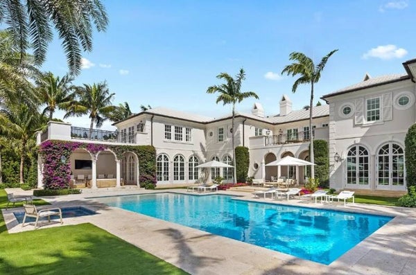 LUXURIOUS COLONIAL-STYLE WATERFRONT MANSION/ PALM BEACH