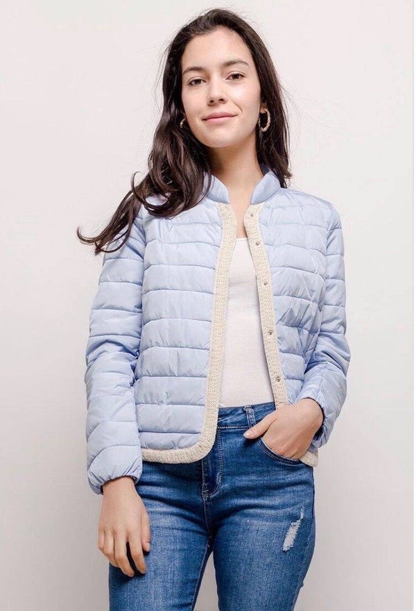Lichtblauwe pufferjack met macramé kantdetail