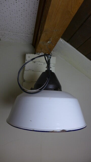 Antike Fabriklampe mit weißem Emailschirm – Vintage Industrieleuchte, 42 cm Ø
