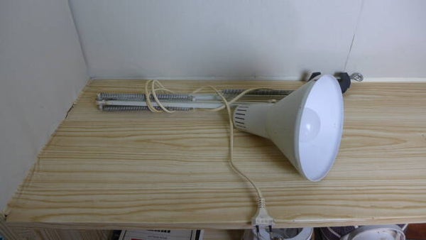 Weiße Vintage Architektenlampe mit Gelenkarm und Tischklemme