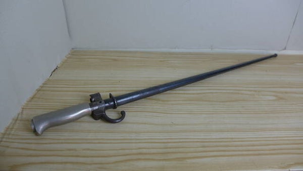 Französisches Lebel-Bajonett M1886 mit schwarzer Scheide