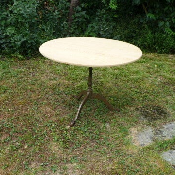 Antiker runder Beizentisch mit Gussbein