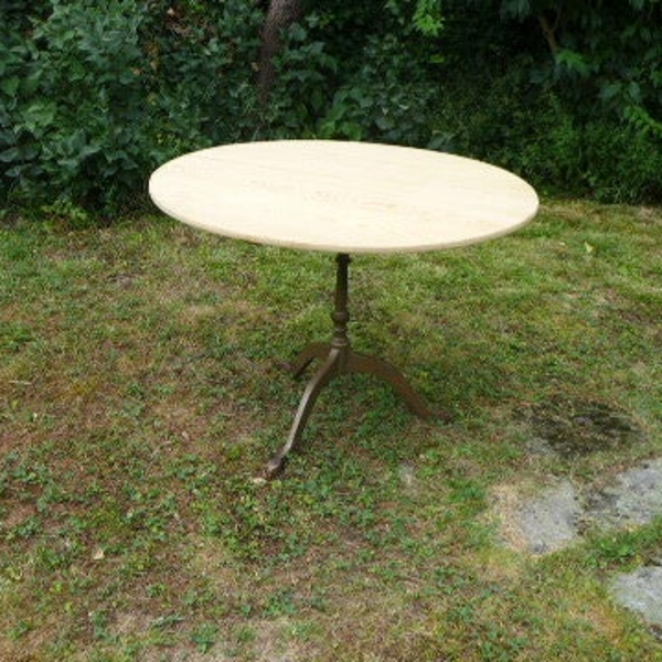 Antiker runder Beizentisch mit Gussbein