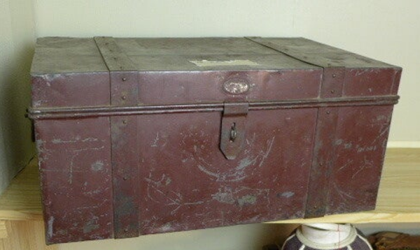 Antike Metallkiste um 1900 mit Firmaetikette AGI-SIM