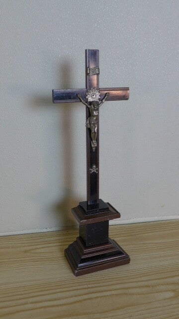 Sterbekreuz mit Christus und Totenkopf um 1900 aus Holz