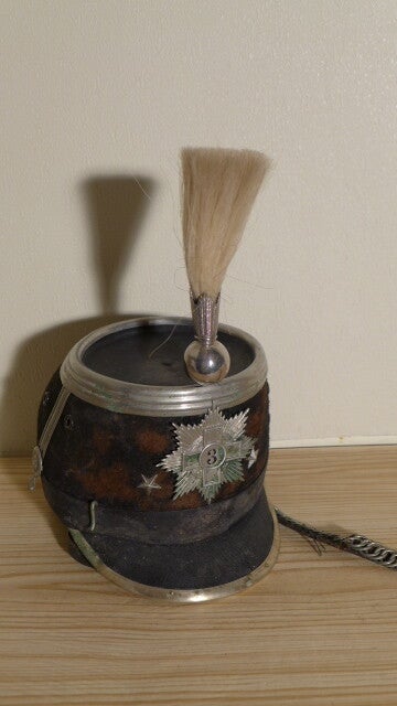 Guiden Tschako von 1883 mit weißem Rosshaarpinsel