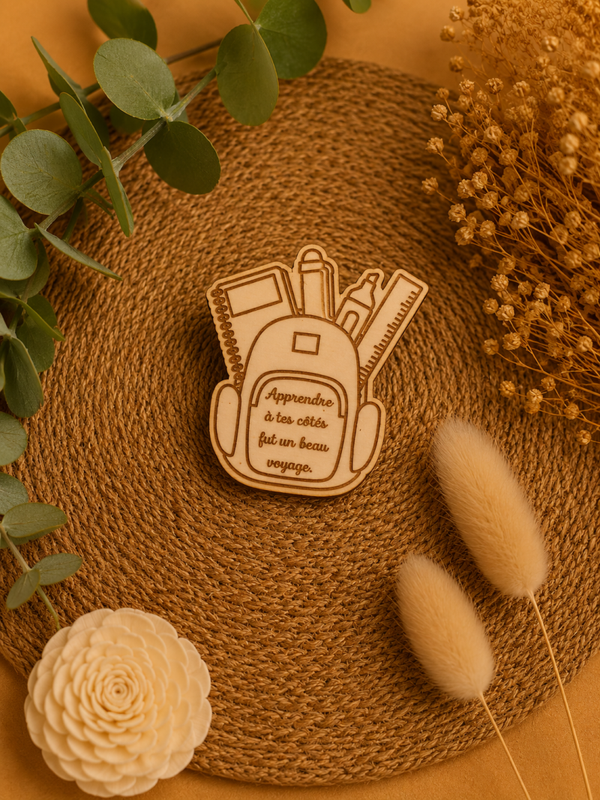 Magnet sac d’école en bois personnalisé – Cadeau original pour maîtresse