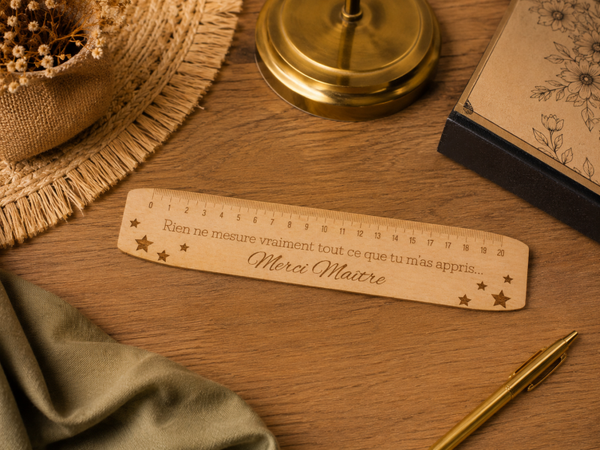 Règle en bois gravée “Merci Maître” – Cadeau personnalisé fin d’année