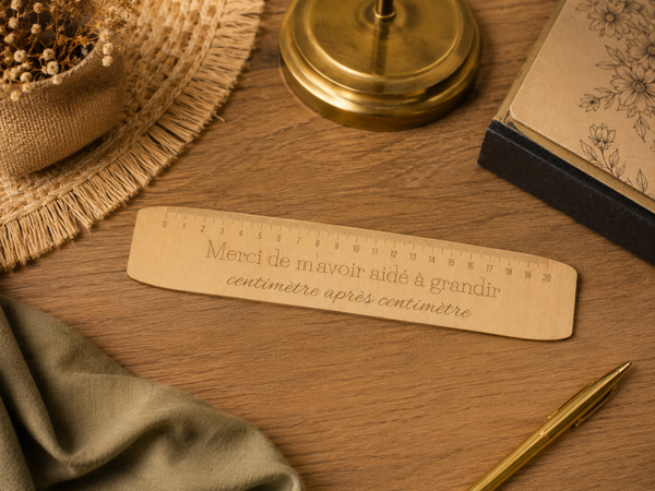 Règle en bois gravée personnalisée – Cadeau maîtresse original