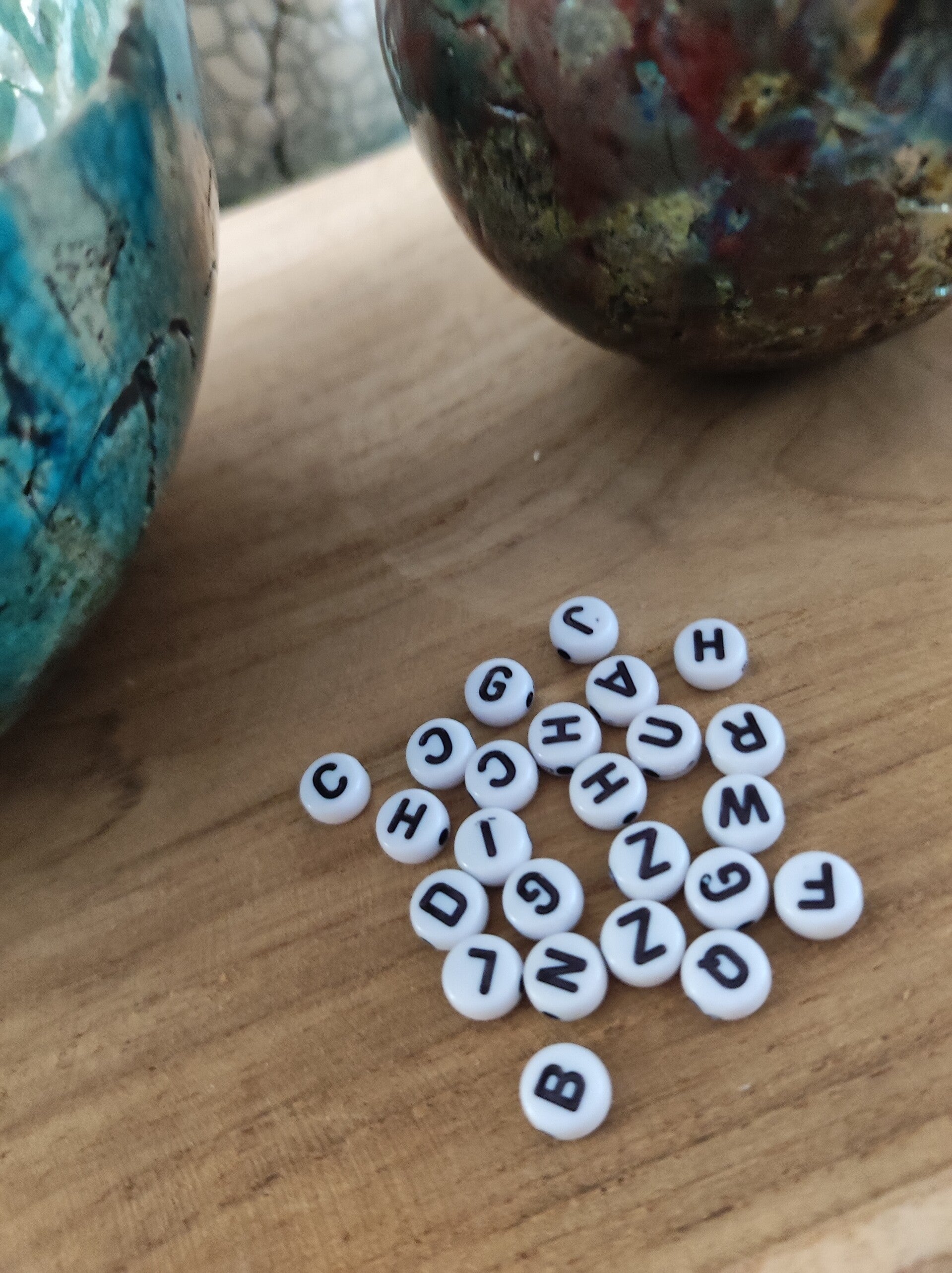 Letterkralen vierkant 6mm wit letter M (per stuk) | FRIS! Kralen en Sieraden