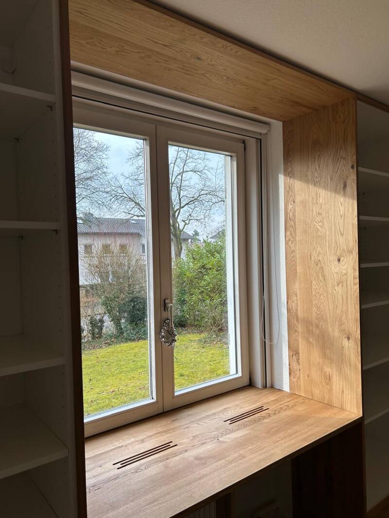 Bücherregal mit integrierter Sitzbank