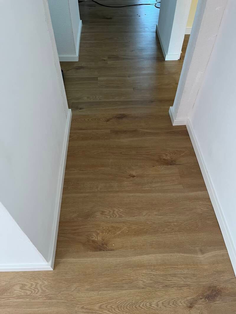 Fußleisten und Bodenverlegung