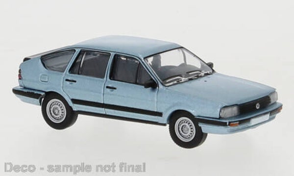 PCX 87 VW Passat B2 Schrägheck 1985 "Trophy" hellblau metallic 1:87 870410