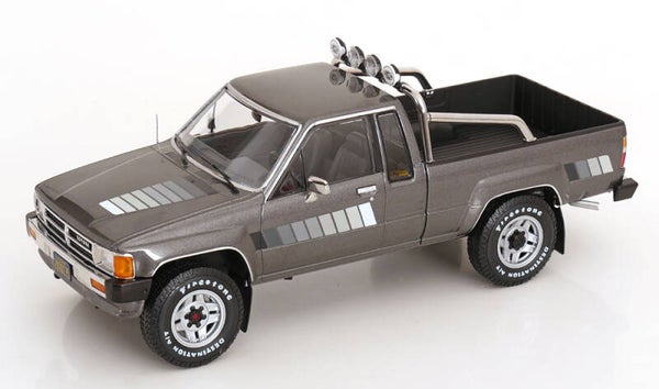 KK Scale Toyota Hilux Truck Xtra Cab 4x4 (1985) graumetallic KKDC181563 1:18