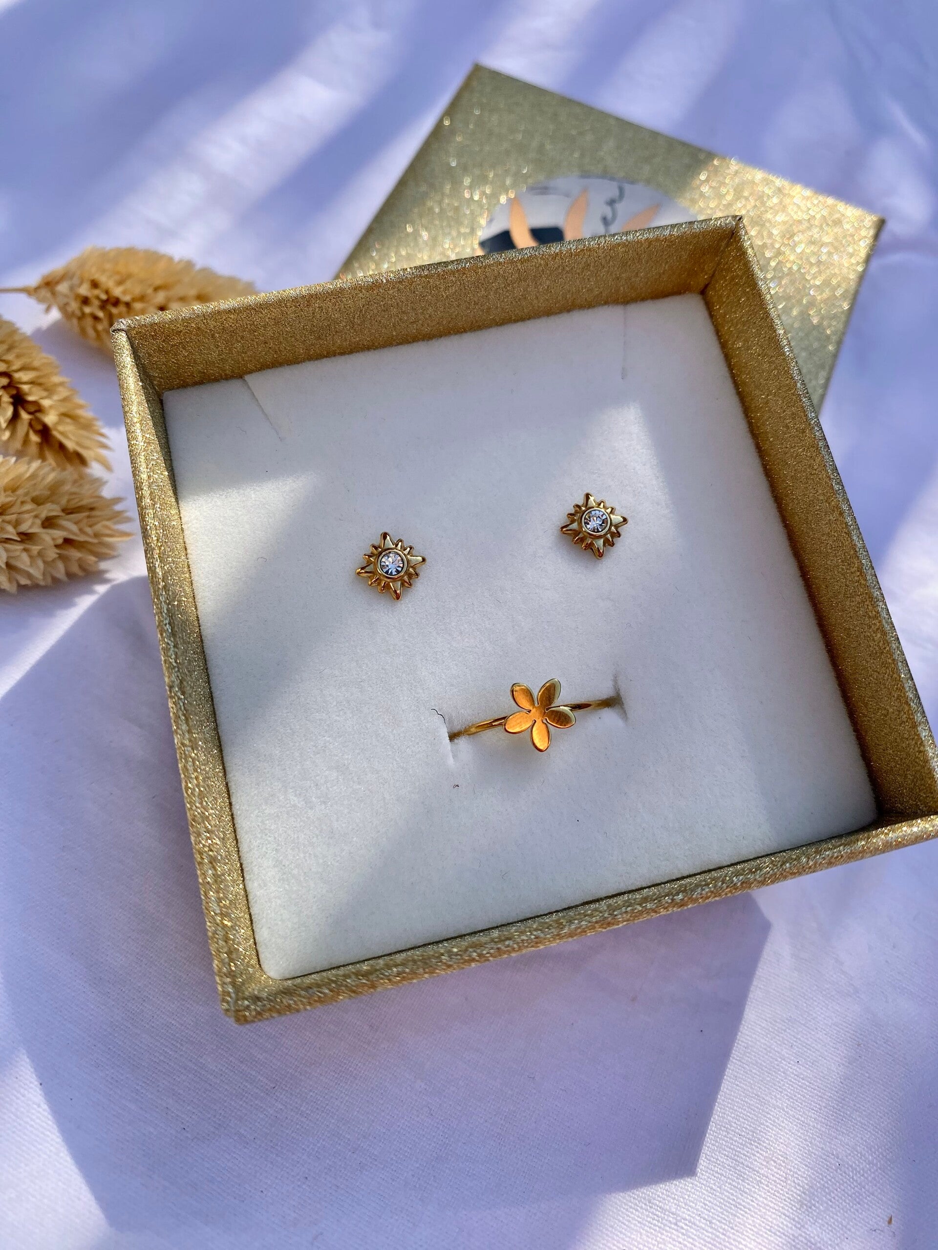 Minimalistic Flower ring