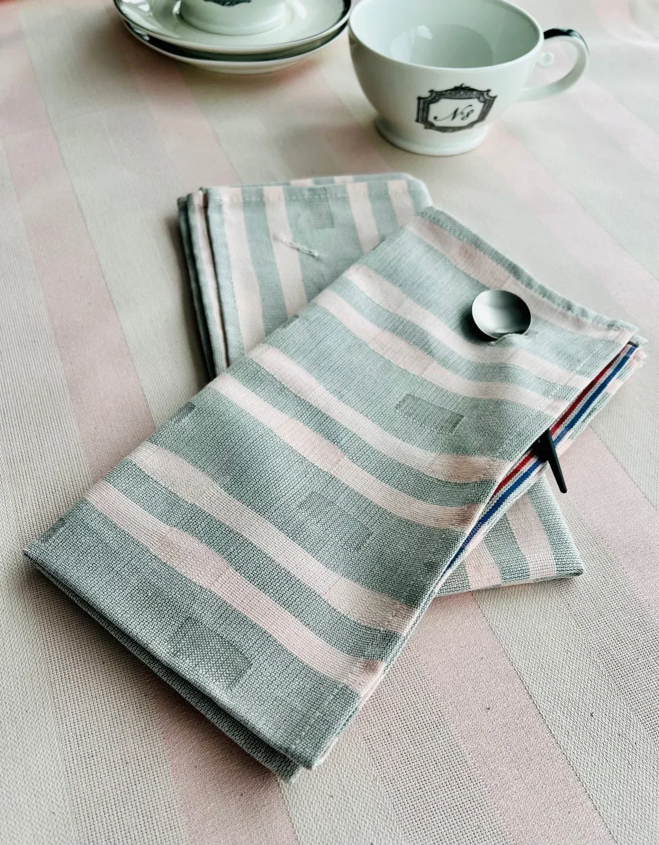 Serviette de table en coton gris et rose poudré