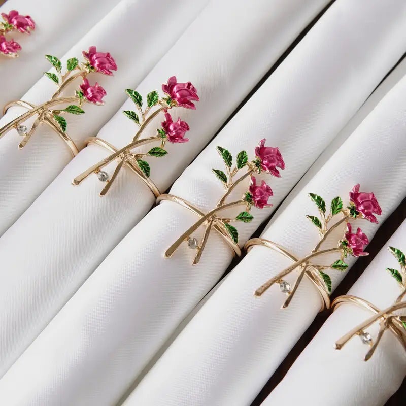 Rond de serviette doré en métal avec roses