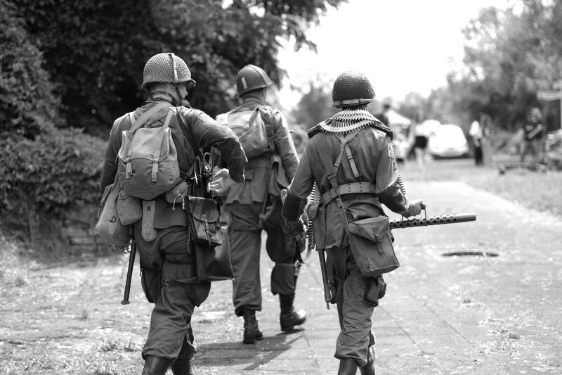 british-ww2-soldiers-on-patrol.jpg