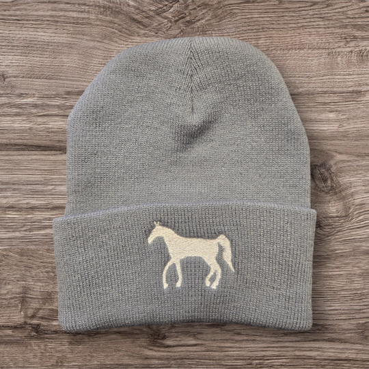 Beanie met geborduurd paard