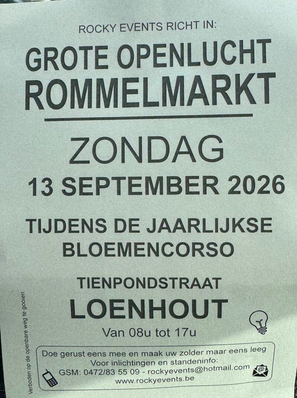 Rommelmarkt tijdens jaarlijkse Bloemencorso in Loenhout