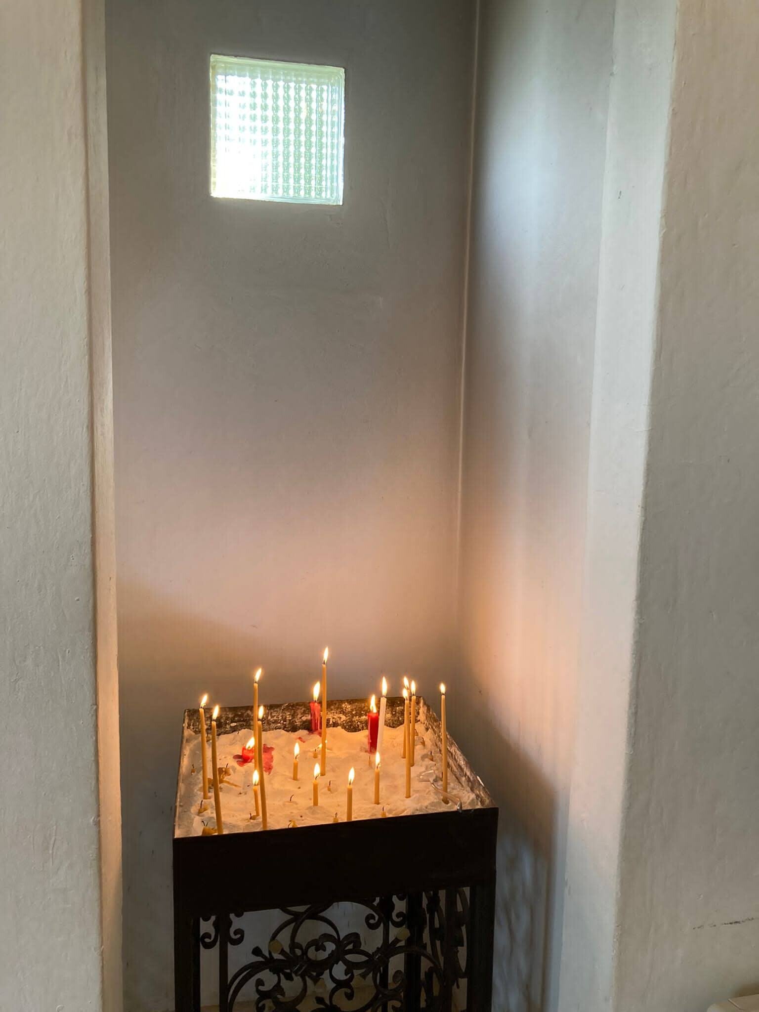 velas en cajón de madera