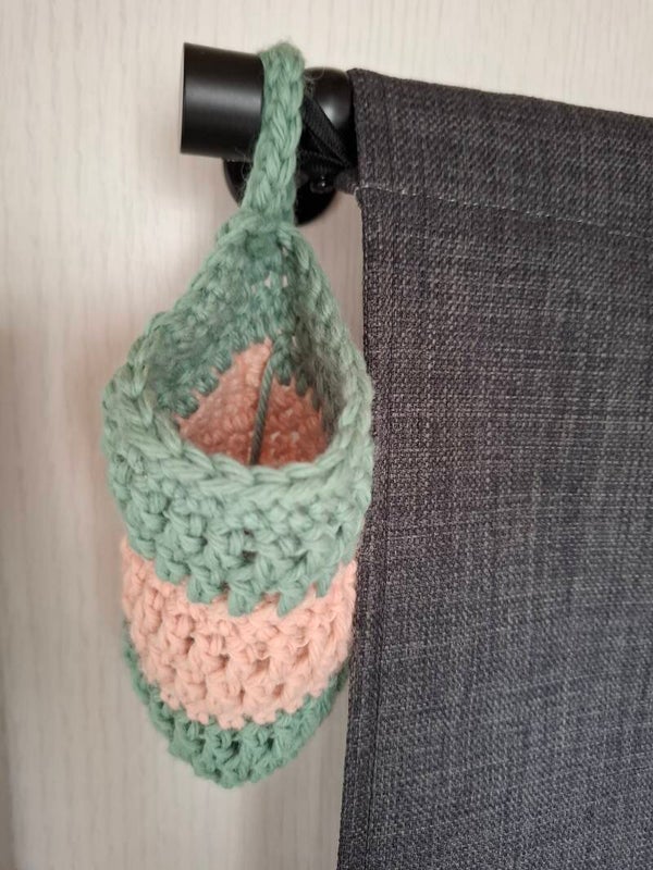 Camper kleiner Hängekorb gehäkelt (grün-rosa)