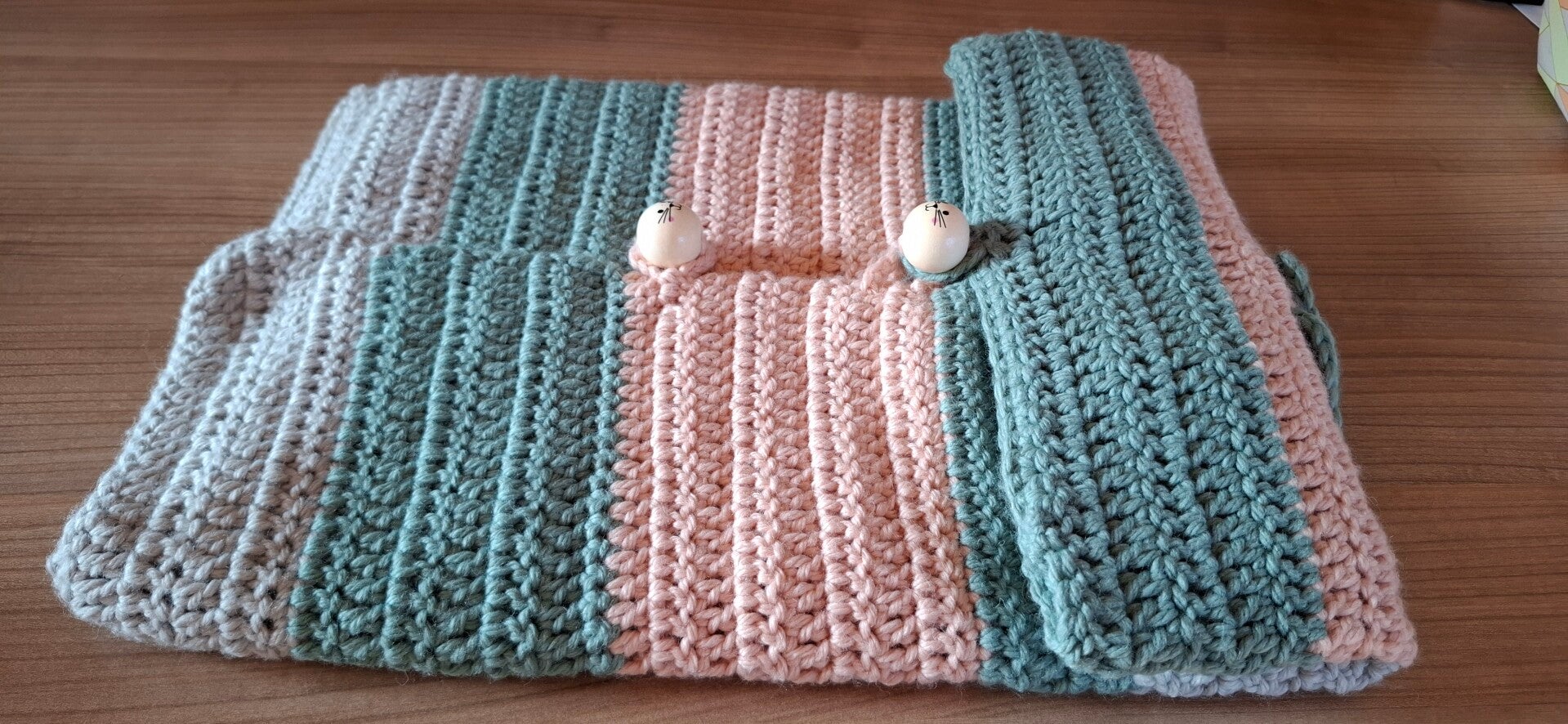 Laptop-Tasche mit Einschubfach gehäkelt mit Katzenknopf