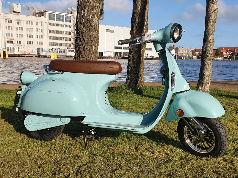 Sunra Classic retro scooter