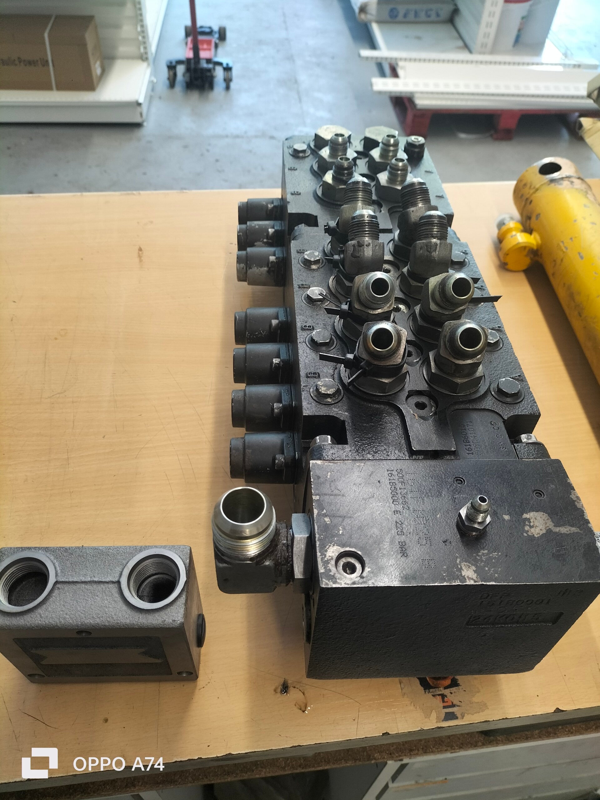 Sertissage d'un flexible hydraulique au comptoir AviFlex d'Avignon, pour le secteur de Cavaillon