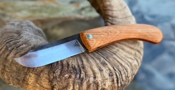 Cultella en chêne vieilli et lame carbone XC75