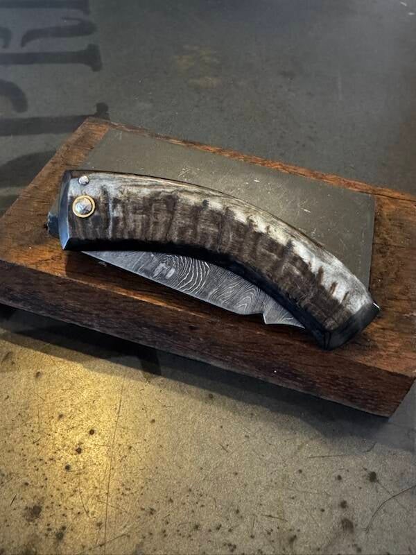 Curnichjolu manche en corne de bouc flammée noire et lame damas