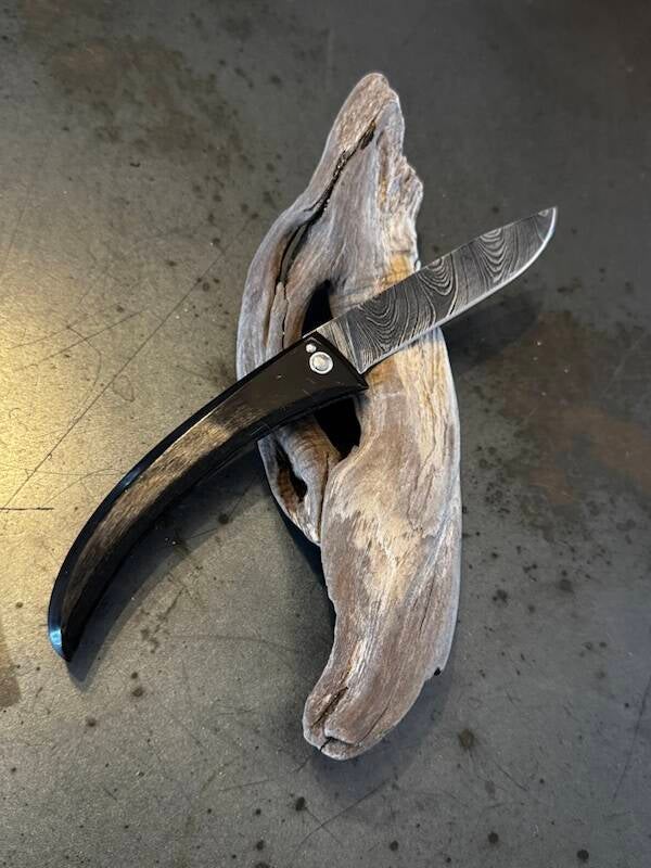 Curnichjolu lame damas et corne de bouc noire