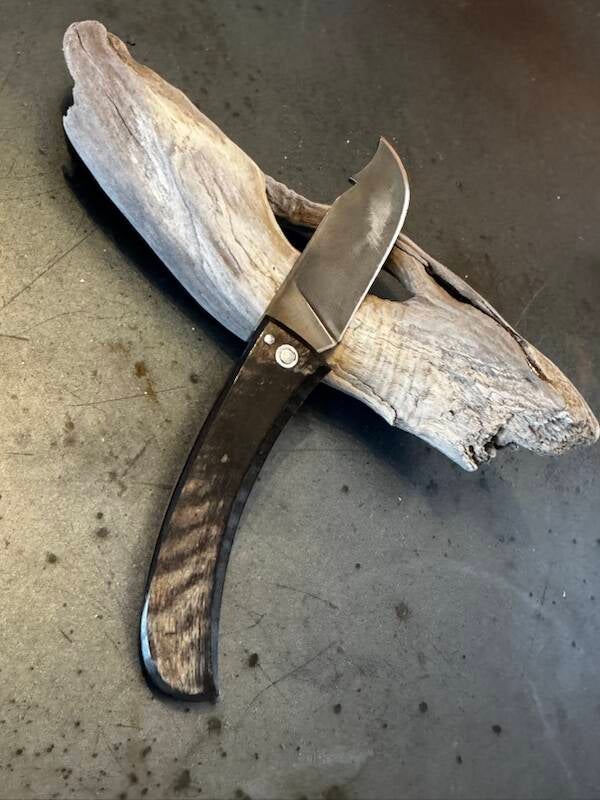 Curnichjolu lame damas  et corne de chèvre noire