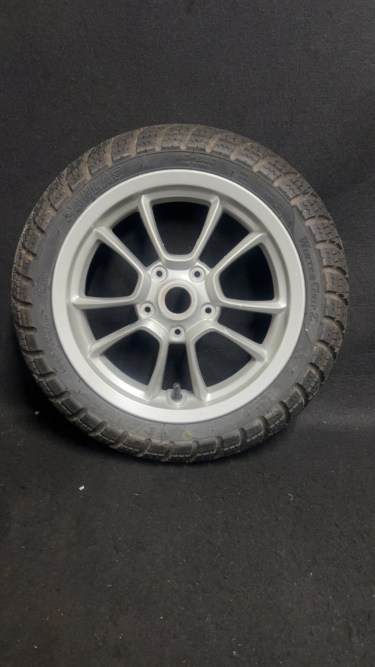 Vespa Primavera nieuwe model. Voorband