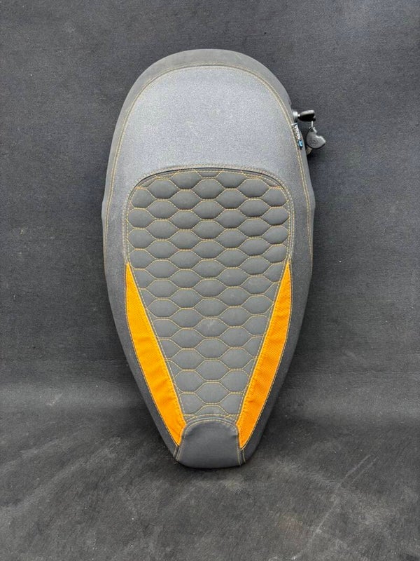 Zip zadel custom