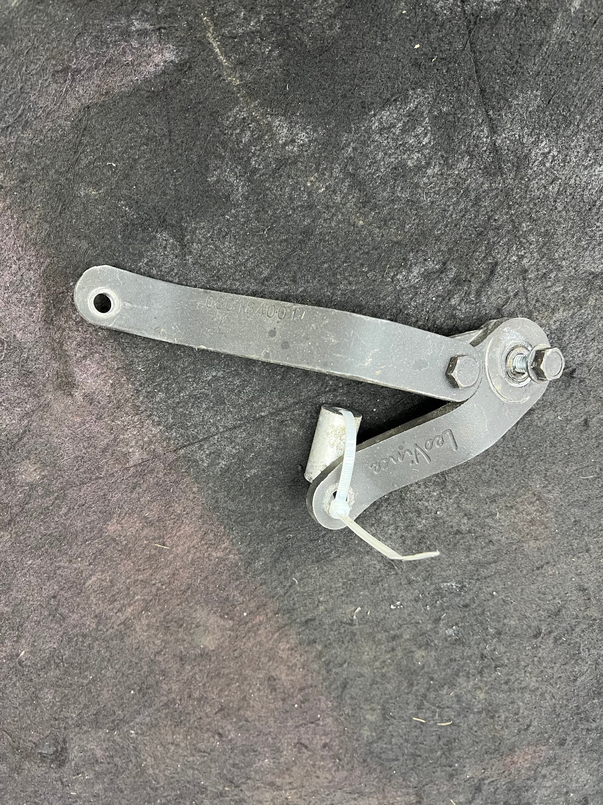 Ophangbeugel van leovince uitlaat