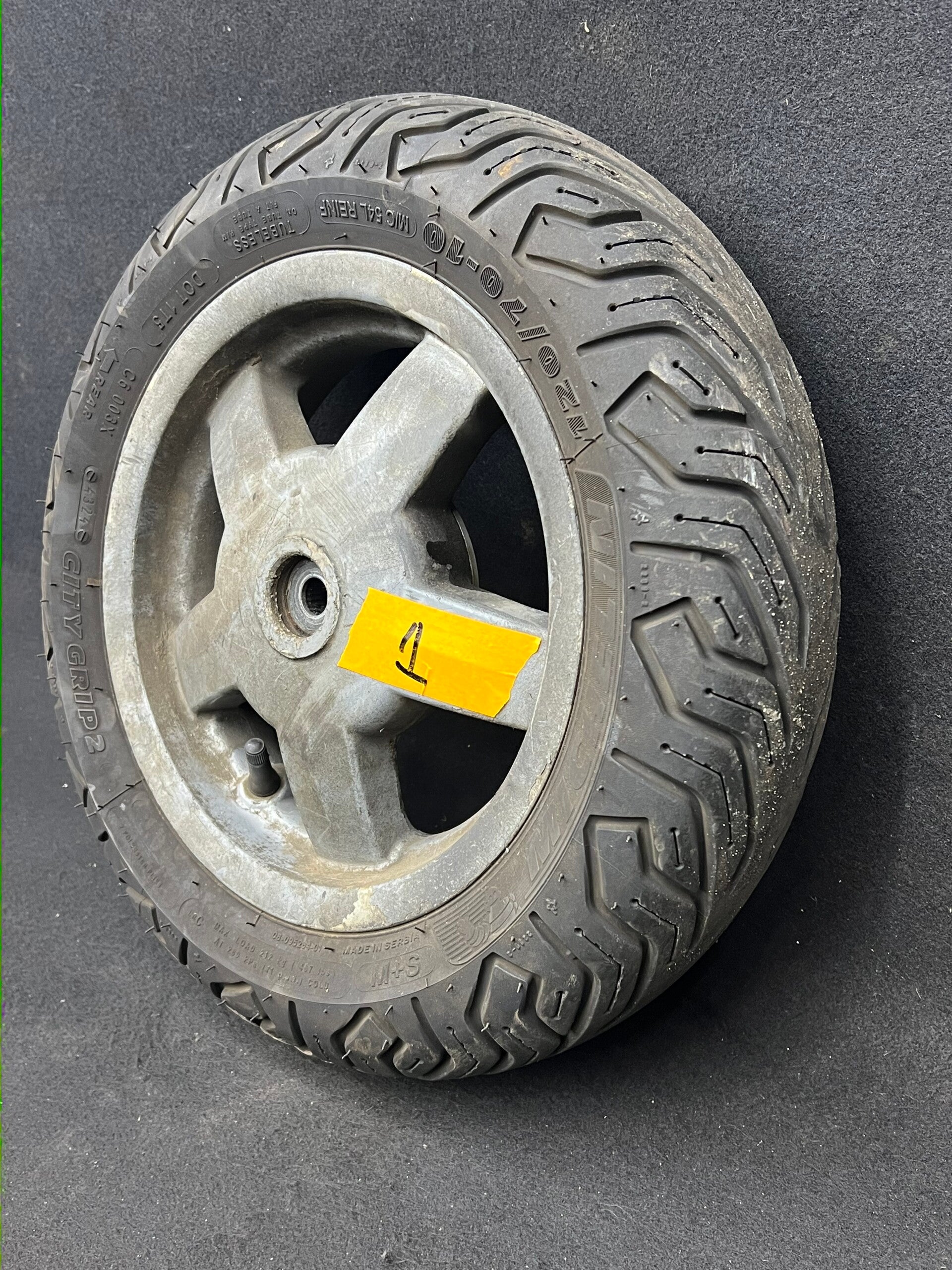 Piaggio zip / lx Vespa Achterband  met velg Michelin