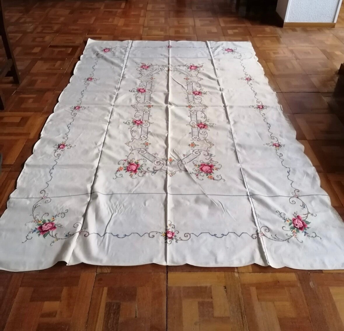 Mantel de Lino Vintage – Elegancia Bordada a Mano