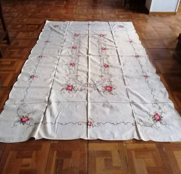 Mantel de Lino Vintage – Elegancia Bordada a Mano